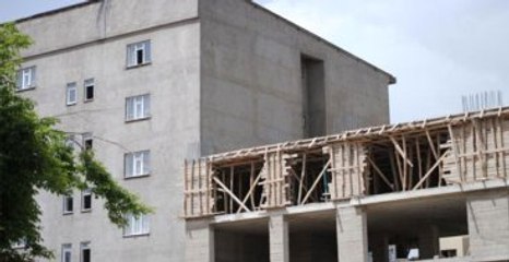 Üzerine Duvar Çöken Öğretmen, Yaşam Mücadelesi Veriyor
