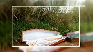 Morador encontra caixões com marcas de sangue em estrada