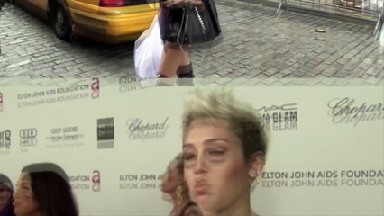 Miley Cyrus cries over dead fish