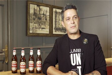 ¿Con quien comparte una 'Mahou' Alejandro Sanz?