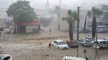 İzmir Bir Anda Karardı! Yağmur Hayatı Felç Etti