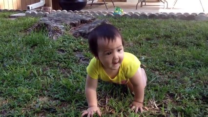 9 aylık bebeğin yürüme çabaları çok tatlı