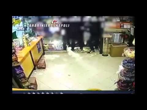 Napoli - Ladri intrappolati nel negozio (08.05.15)