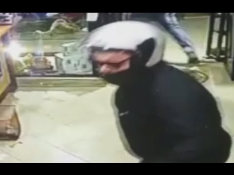 Napoli - Tentano di rapinare negozio ma restano in trappola, arrestati -live- (08.05.15)