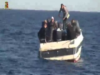 Canale di Sicilia - Fermo di due scafisti (05.05.15)