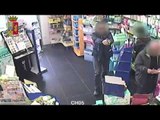 Cerignola (FG) - Poliziotto sventa rapina in farmacia il video (21.04.15)
