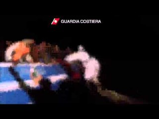 Sicilia - Sbarco di migranti (20.04.15)