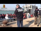 Pozzallo (RG) - Sbarco di 110 migranti (14.04.15)
