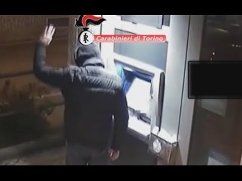 Candiolo (TO) - Saluta i carabinieri mentre preleva con bancomat rubati (03.04.15)