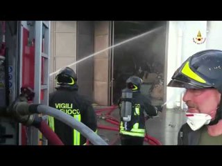 Prato - A fuoco due capannoni del Macrolotto -1- (30.03.15)
