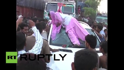 Mujer le rompe el parabrisas a un político porque se sintió acosada al guiñarle el ojo