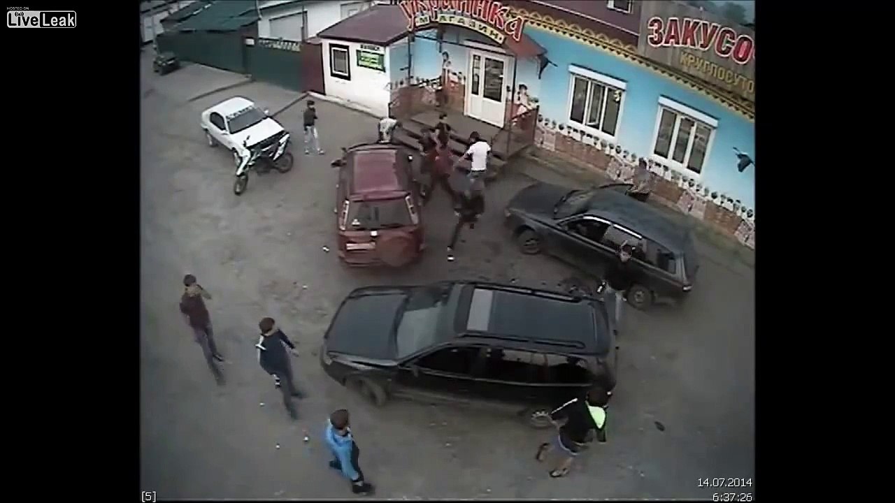 Разборки возле магазина: кулачные бои, зрелищные наезды на пешеходов ...