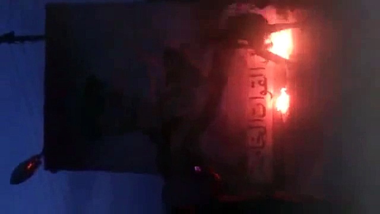 أهالي تدمر ومسلحو "داعش" يجتاحون سجن تدمر ويحرقون صورة للمجرم بشار الأسد