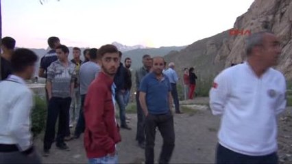 Hakkari Lise Öğrencisi, 300 Metrelik Kayalıklardan Atlamak İstedi