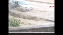 İzmir Sel Suları Bir Aracı Böyle Sürükledi
