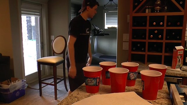 Il réalise des magnifiques Trick avec des balles de Ping pong