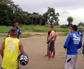 Gordinho barrigudo usa Jiu-Jitsu para se defender de Valentão Bombadão.