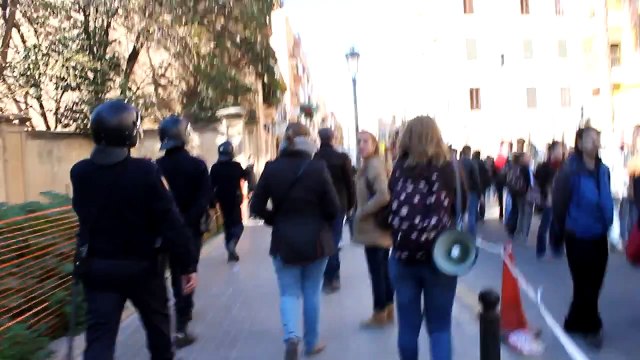Antidisturbios acorralan a los manifestantes!