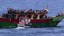 Trezentos migrantes são socorridos perto da costa italiana
