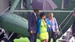 دیکھئے امریکی صدر اوباما نے کس طرح اپنی اسٹاف ممبرز کا بارش میں انتظار کیا پھر ایک چھتری ہونے کی وجہ سے انکے ساتھ اپنی چ