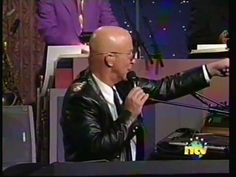 Radiohead - 2 + 2 = 5 - Letterman - with Wolf Blitzer on Shaeffer cape