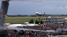 Bourget 2009 : l'Airbus A380 salue le musée de l'Air et de l'Espace