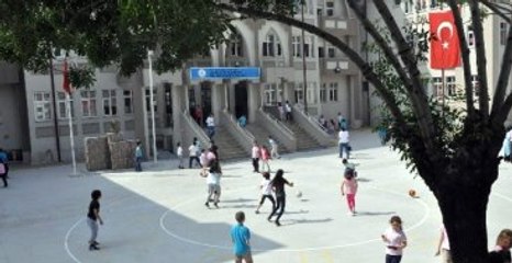 10 Yaşındaki Kız Öğrencisiyle Evlenmek İsteyen Öğretmen Tutuklandı