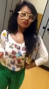 Pora London Thumak Da Dance in Toilet Funny Shaking Her bOOty in toilet