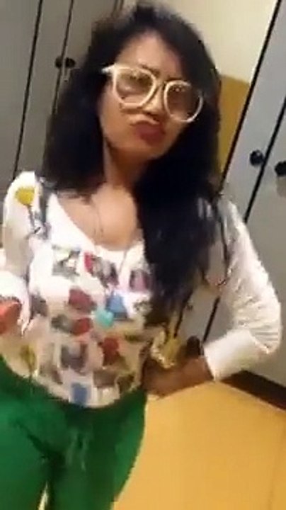 Pora London Thumak Da Dance in Toilet Funny Shaking Her bOOty in toilet