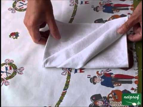 Pliage de serviette en forme de pochette à couverts