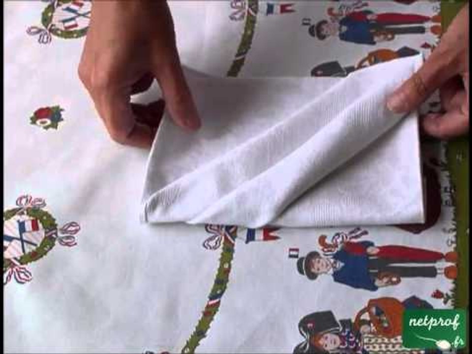 Pliage de serviette en forme de pochette à couverts