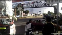POLICIA AYUDA A SECUESTRADORES DEJANDOLOS ESCAPAR EN MEXICO LA CORRUPCION DEL GOBIERNO MEXICANO MAYO 2015