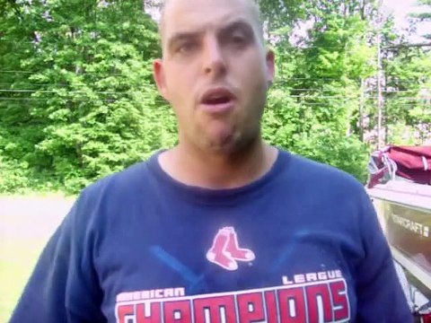 Talent WTF : ce gars souffle des bulles de salive avec sa langue!