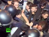 Imágenes de RT: Duros enfrentamientos en España entre la Policía y los indignados del 26-S
