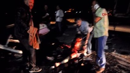 Alev Topuna Dönen Otomobili Kamyoncular Söndürdü: 1?i Ağır 3 Yaralı