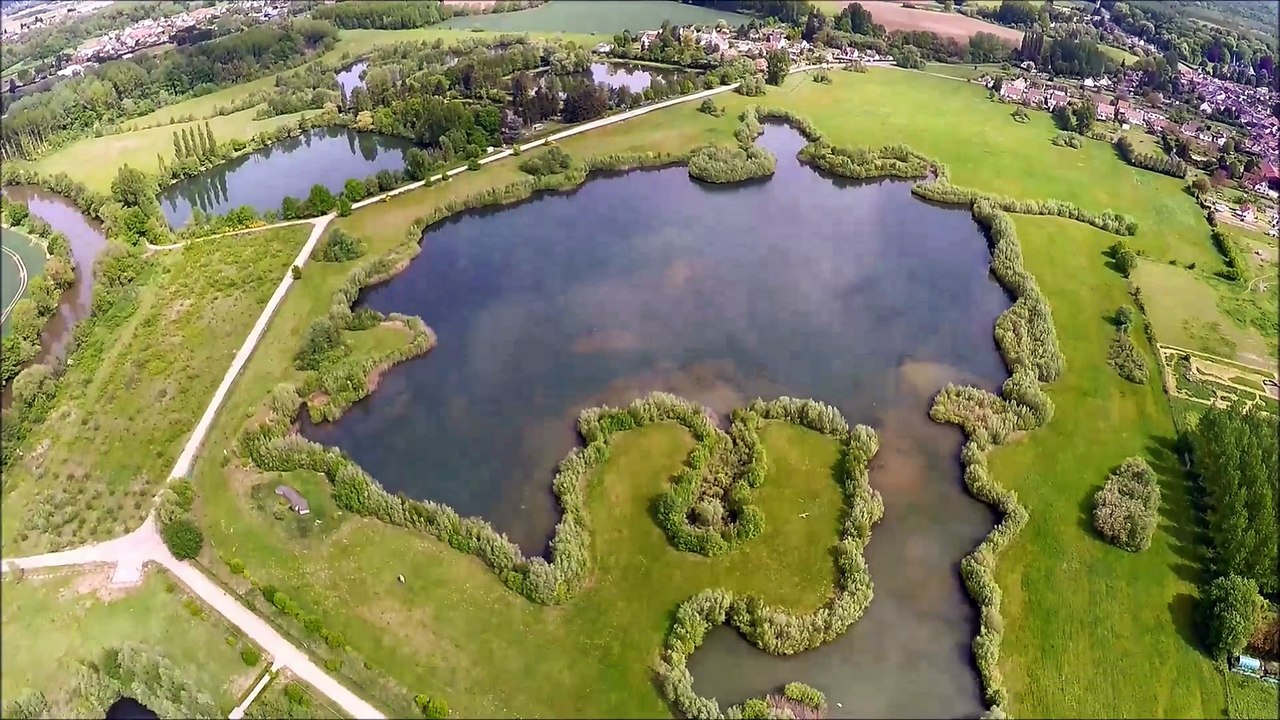 Vue aérienne avec un drone des étangs de la CC2V à Le Plessis Brion dans l'Oise