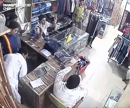 Watch footage of robbery in Faisalabad 2 person looted shop
