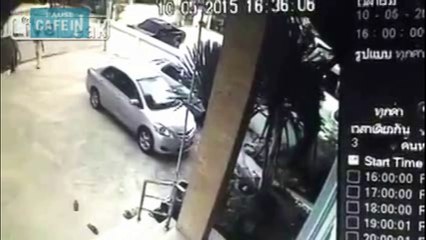 il est filmé par des caméras de surveillance en train de fourrer une porsche !