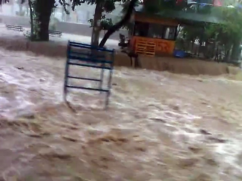 izmir böyle felaket görmedi.İnanılmaz sel görüntüleri