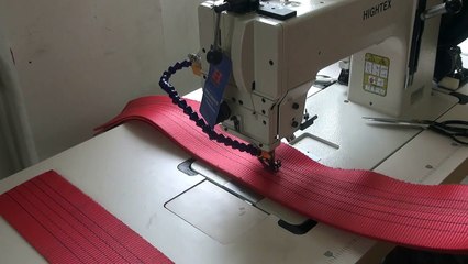 Machine à coudre triple entrainement pour sangles synthétiques