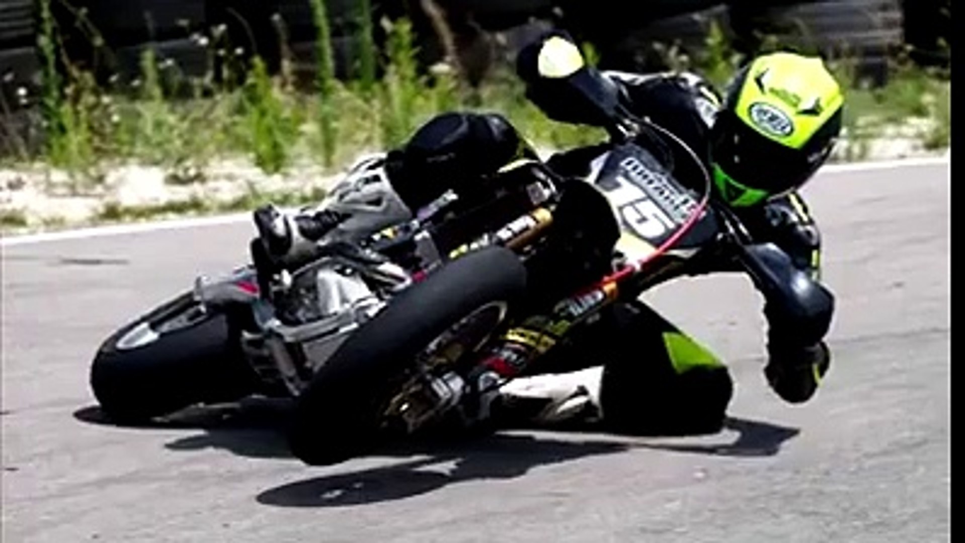 Enorrrrrrmeeee drift en moto ! - Vidéo Dailymotion