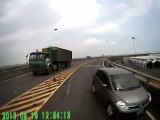 Woman drives wrong way (大姐 ..我被妳嚇的褲底一包了...)