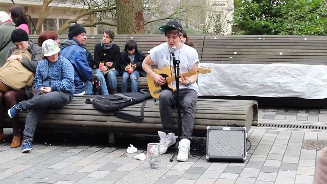 AMAZING and talented street singer in Brighton