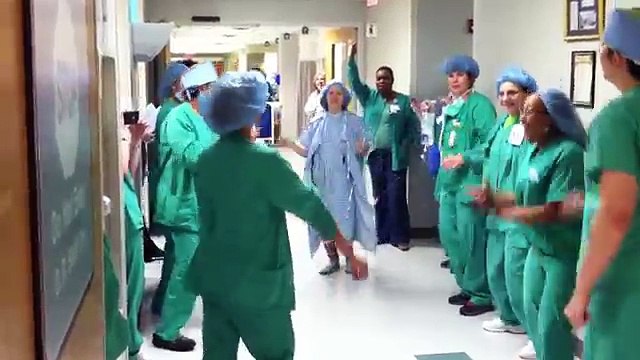Elle danse avec l'équipe médicale avant son entrée au bloc