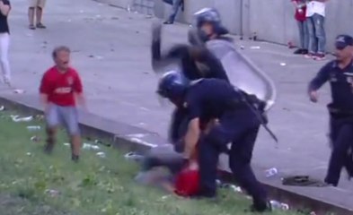 Un fan de Benfica frappé par la police devant son fils!