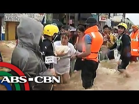 Mga Pinoy, sinuong ang baha para makapasok