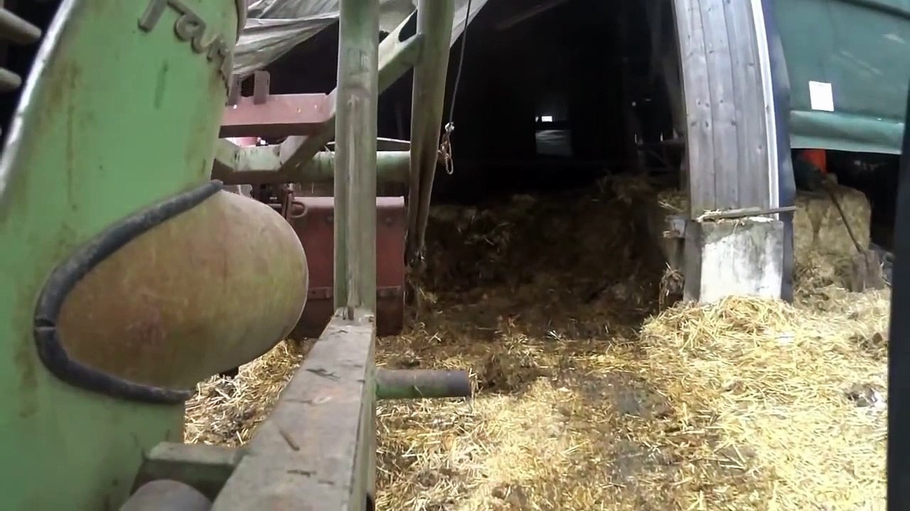 Laufstall Ausmisten ||FENDT FARMER 2 || TIMELAPSE