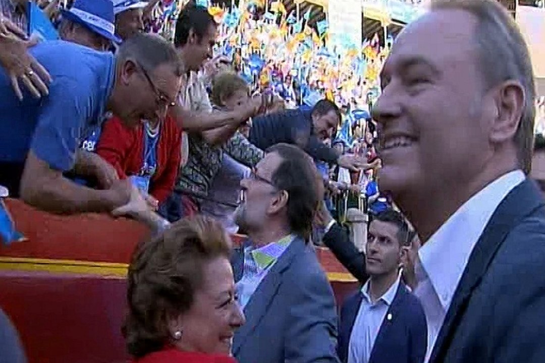 Baño de masas de Rajoy en la plaza de toros de Valencia