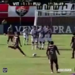 Magnifique coup franc de Thiago Silva !