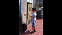 Ce gamin découvre le téléphone publique ! Sa réaction est vraiment inimaginable !